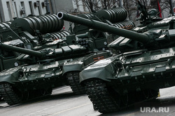 Движение техники для репетиции Парада Победы 9 мая. Москва, военная техника на марше, т-90, танк, колонна техники