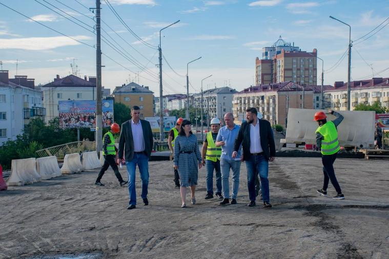 Мэр Кургана Ситникова с чиновниками проверила ход работ на Некрасовском мосту