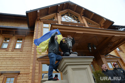 Дом Януковича в Межигорье захвачен. Украина., флаг украины, революция, частный дом, дом януковича