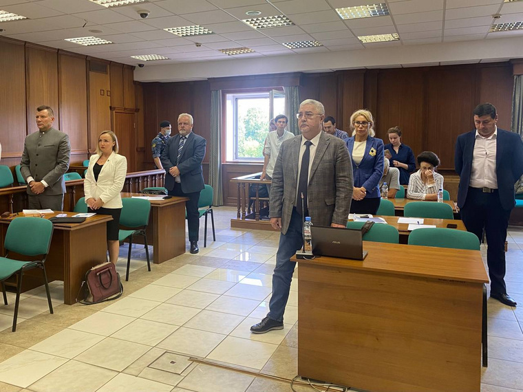 Оглашение приговора продолжилось без Вадима Белоусова, который днем ранее слушал приговор рядом со своим адвокатом справа за первым столом