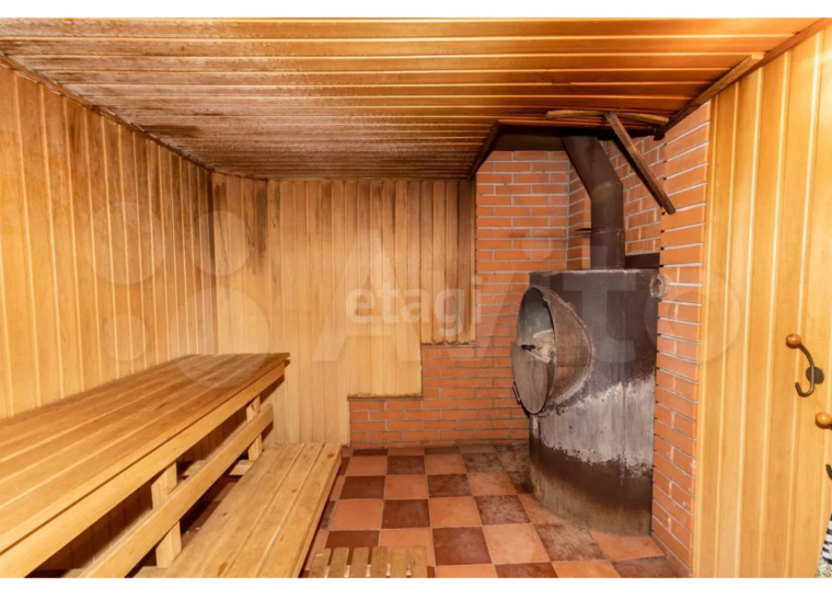 На участке имеется баня площадью около 50 квадратных метров с комнатой отдыха
