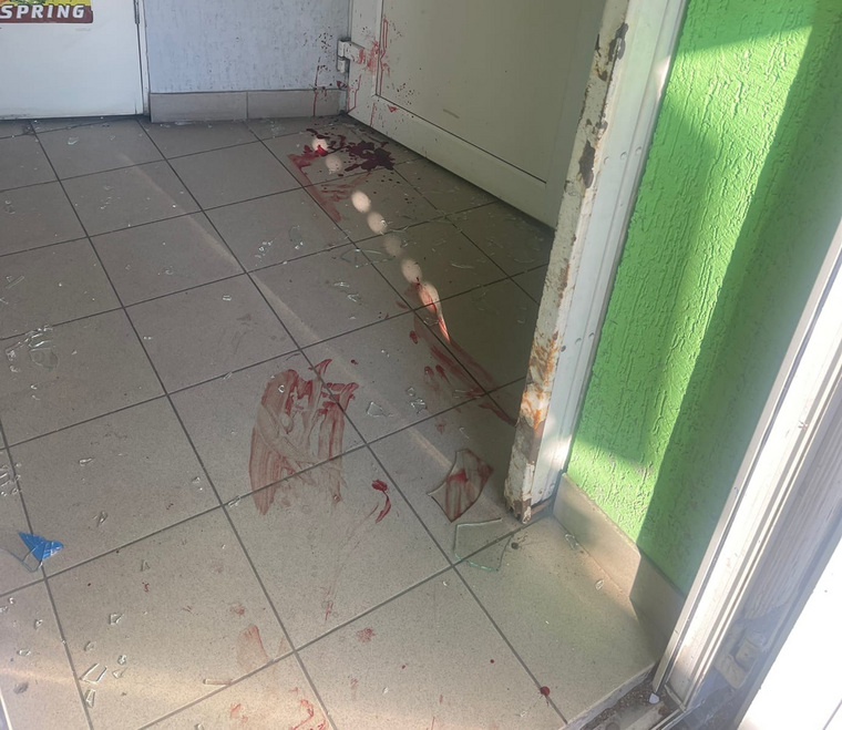 После нападения тюменца в магазине остались кровавые следы