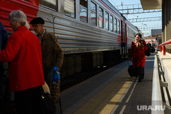 Железнодорожный вокзал Екатеринбурга, поезд, перрон, электричка, железнодорожный транспорт, поездка
