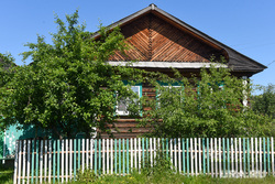 Верхние Серги. Свердловская область, деревянный дом, забор