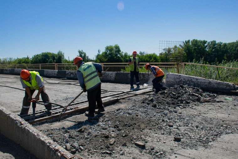 На Кировском мосту подрядчик провел фрезерование дорожного покрытия