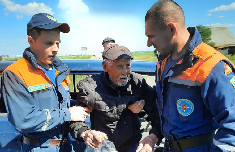 Житель соседней деревни Шимаковка привез пропавшего пенсионера к дому на своем автомобиле