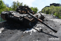 Мариуполь в период вывода гражданских лиц с завода Азовсталь. ДНР/Украина, война, сво, последствия войны, сгоревший танк, подбитый танк