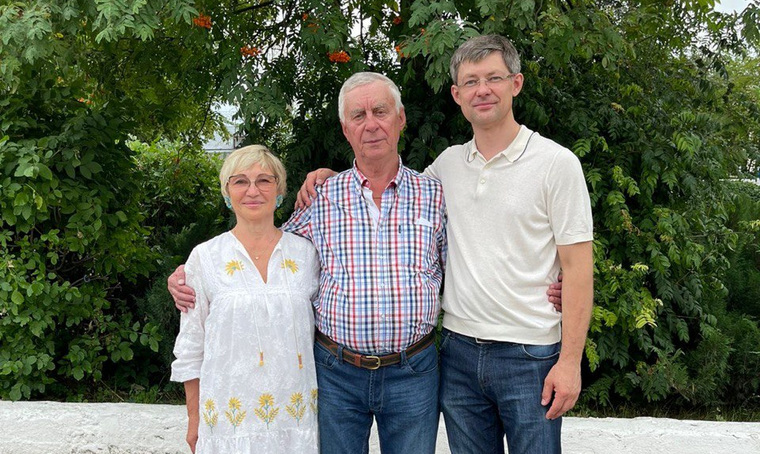 Виктор Палий (посередине) с семьей после освобождения в Подмосковье