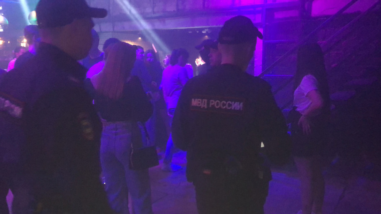 Силовики зашли в скандальный бар «Че почем» на Ленина, 49