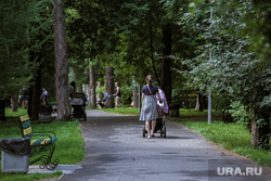 Установка забора в парке Зеленая роща. Екатеринбург, материнство, лето, женщина с коляской, парк зеленая роща, прогулка по парку, мама с коляской
