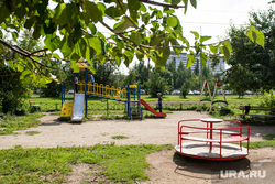 Парки и скверы Екатеринбурга, сквер в переулке Теплоходный, горки, детская площадка