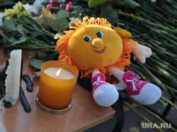 Ректор ПГНИУ Дмитрий Красильников на встрече с прессой. Пермь, игрушки, свечи, траур, цветы