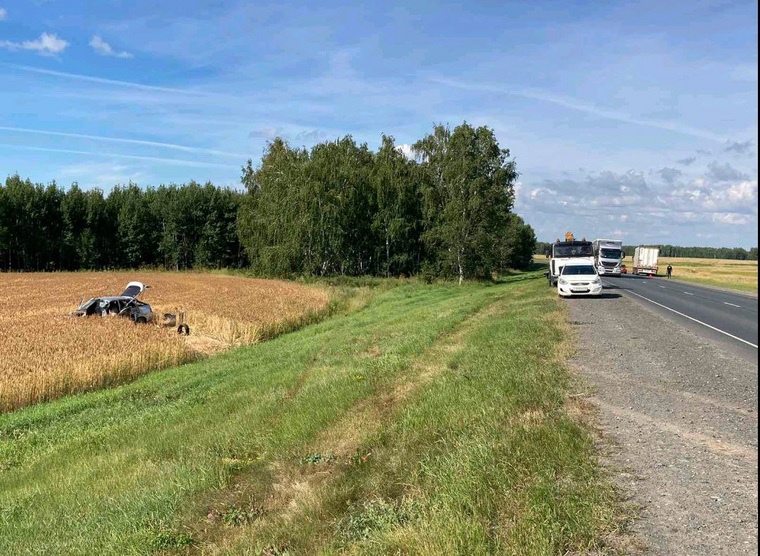 Водитель ВАЗ-21124 столкнулся с двумя грузовиками
