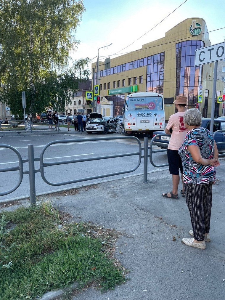Во время аварии помялся правый бок легкового автомобиля
