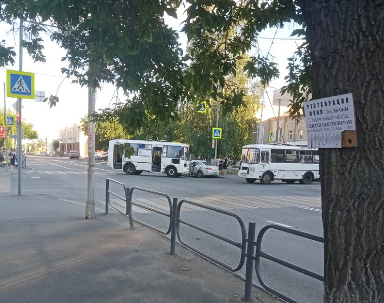 Как сообщают очевидцы, в ДТП попал автобус маршрута №309