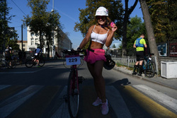 Велосипедистка Ксения вызвала большой ажиотаж среди жителей Екатеринбурга