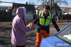 Волонтер развозит гуманитарную помощь по освобожденным селам.  ДНР, хлеб, деревня, гуманитарная помощь, донбасс, сельская местность, село, вода, гуманитарная катастрофа