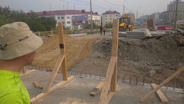 Забор устанавливают на Некрасовском мосту