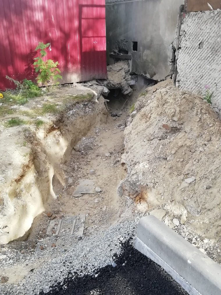 Жильцы дома в Салехарде несколько лет просили властей сделать ливневую канализацию