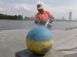 Неизвестный вандал раскрасил площадь Екатеринбурга в цвета флага Украины