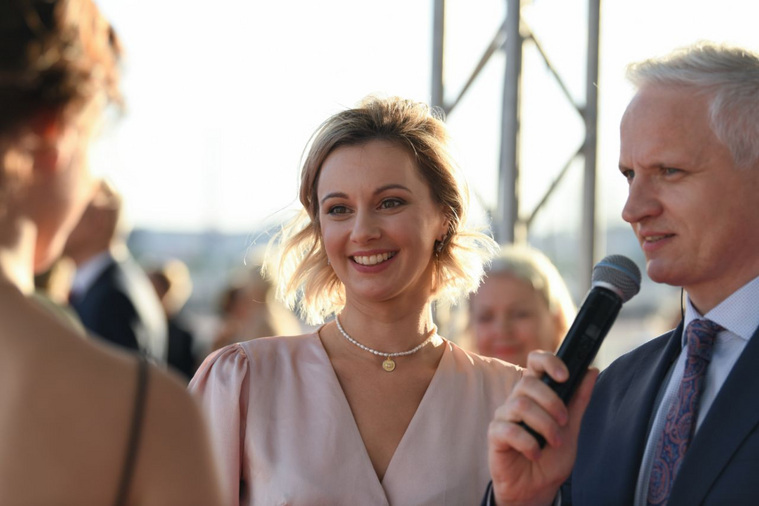 Ее коллега по сериалу «Мылодрама» Маруся Климова сияла на открытии фестиваля