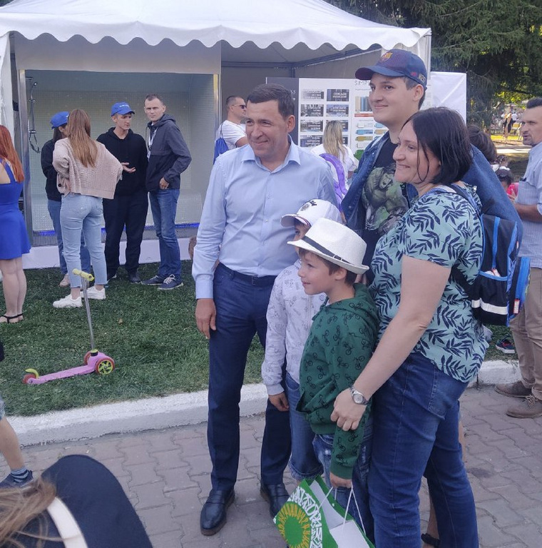 В момент появления губернатора, около 18:00, в парке Маяковского было многолюдно. Фото у губернатора попросили не меньше двух десятков прохожих
