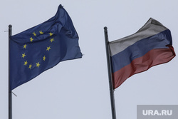 Флаги и портфели. Москва , флаг евросоюза, россия, флаг, флаг россии