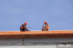 Ремонт крыши. Тюмень, ремонт крыши, крыша дома, рабочие в касках, рабочие в спецовках, рабочие на крыше, рабочие с молотками