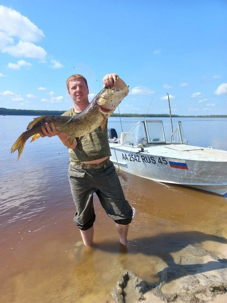 По словам рыбака, щук он поймал в одном из озер региона