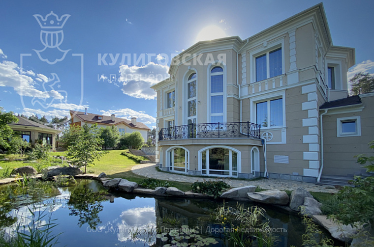 Начальная цена двухэтажного коттеджа составляла 265 млн рублей