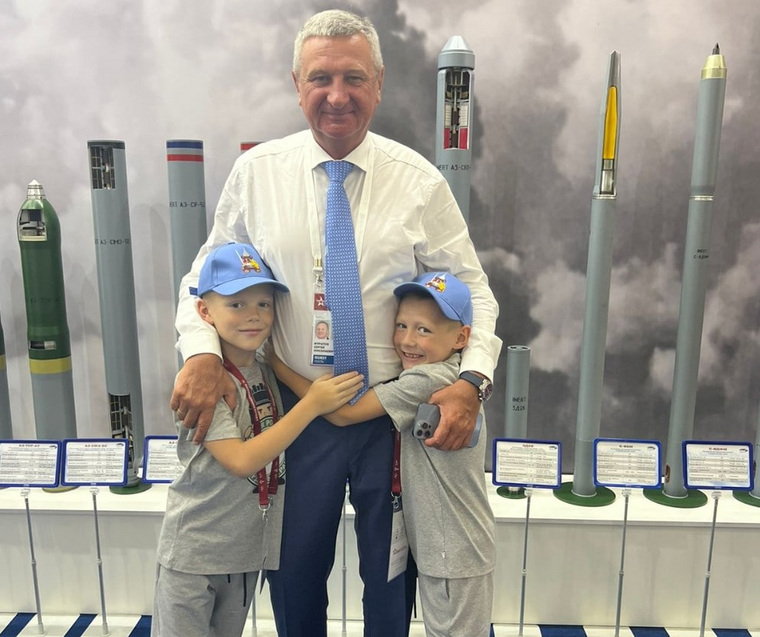 Сенатор Сергей Муратов опубликовал фотографию с внуками с международного военно-технического форума