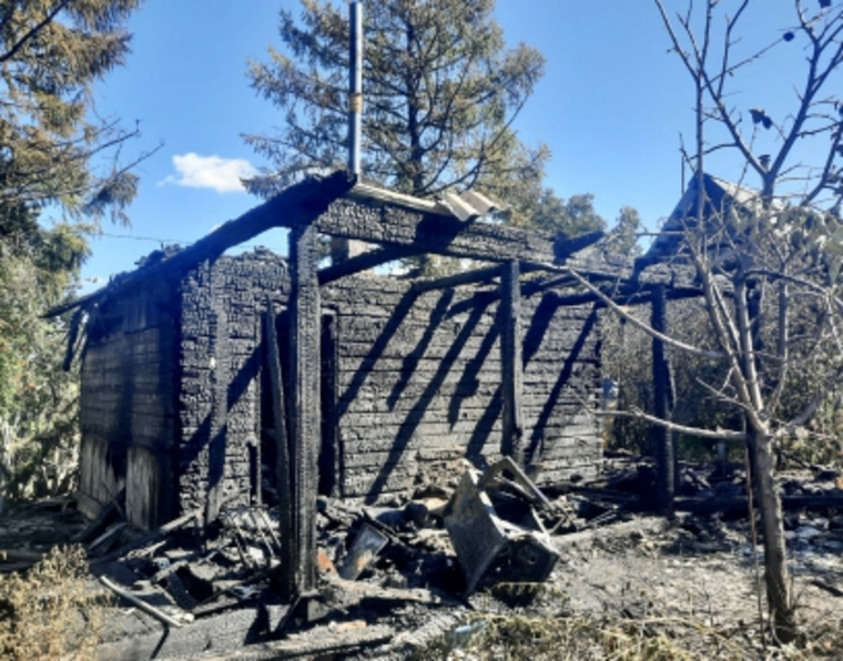 Остатки сгоревшего дачного домика в Кургане, в котором погиб человек
