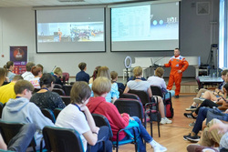 Школьникам проводили лекции настоящие космонавты