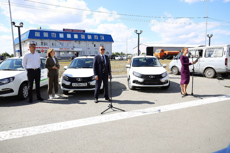 Губернатор Вадим Шумков принял участие в церемонии вручения новых автомобилей больницам