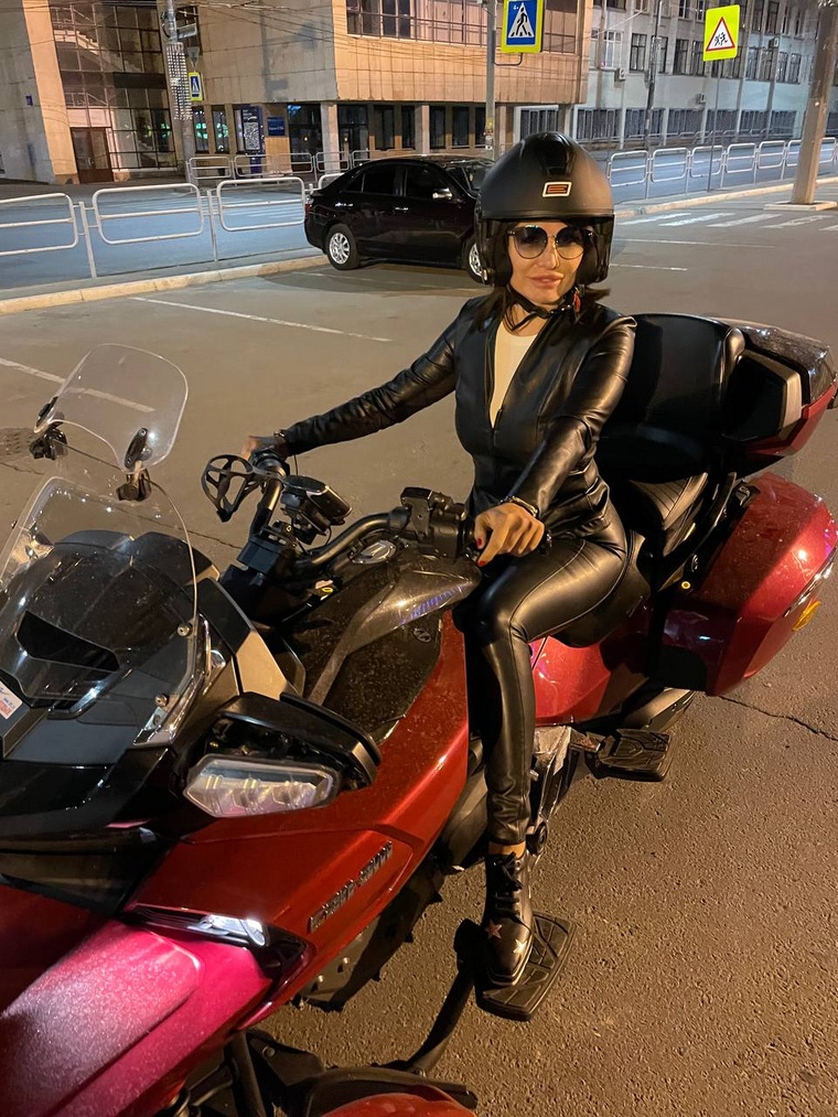 Жена главы региона попозировала на мотоциклах