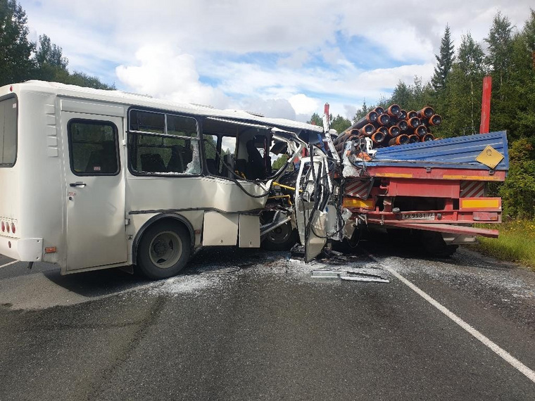 Автобус врезался в стоявший КАМАЗ