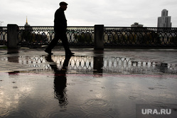 Виды Екатеринбурга, набережная исети, лужа, прохожий, пасмурная погода, дождь