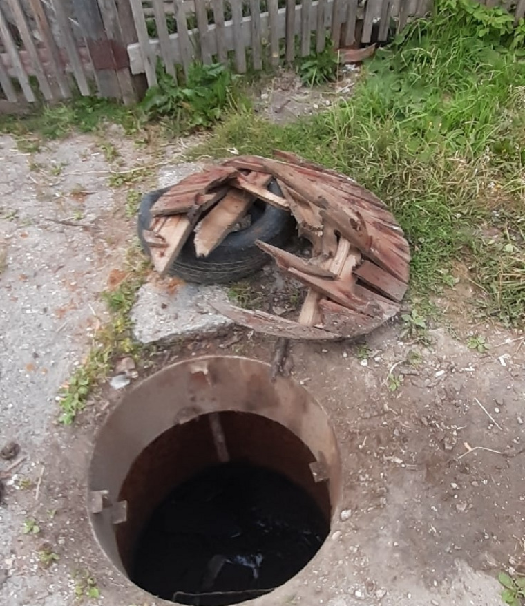На открытый канализационный колодец обратили внимание и жители Чусового
