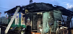 На Уральских рабочих вспыхнул сильный пожар в одном из домов