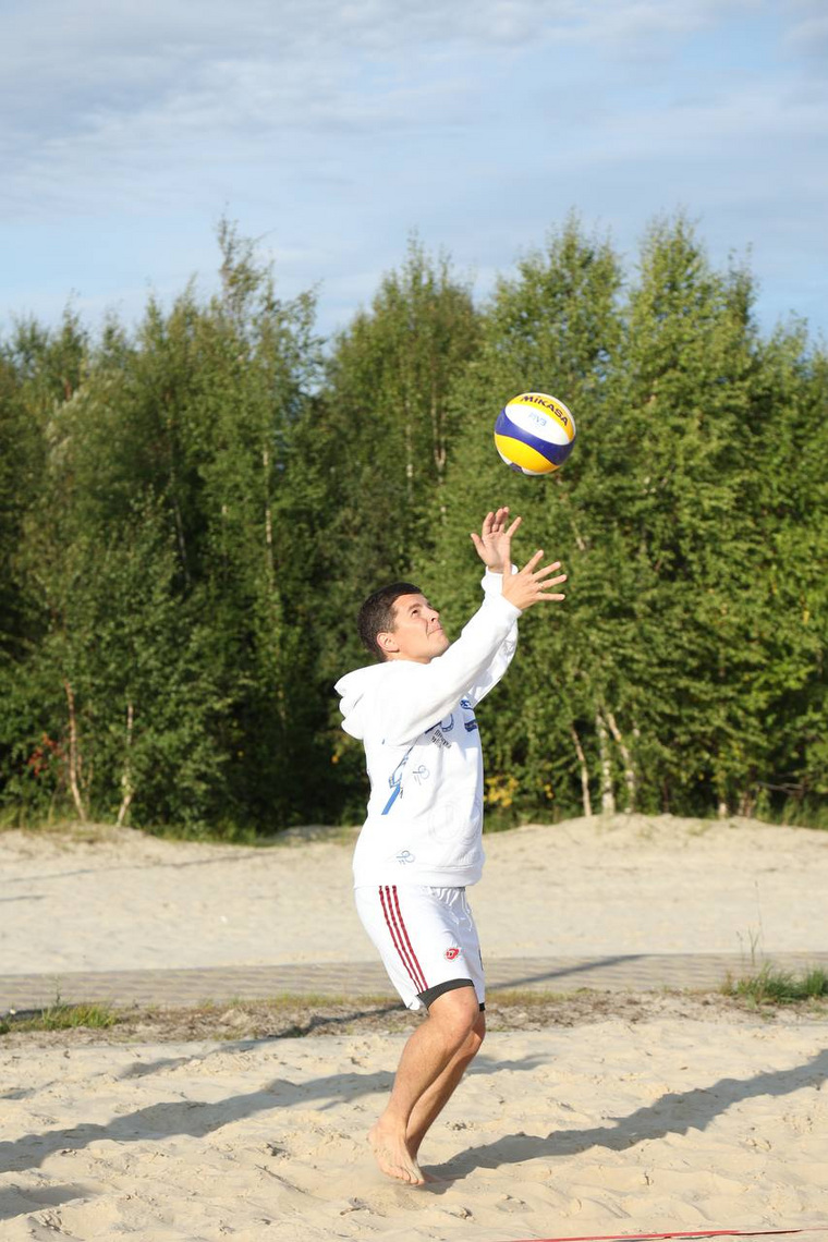 Дмитрий Артюхов во время игры в пляжный волейбол