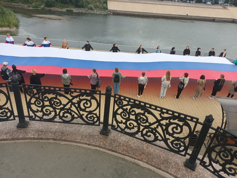 В Кургане развернут 25-метровый флаг России