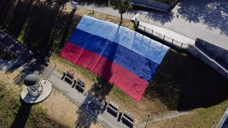 Размер флага — 25 метров