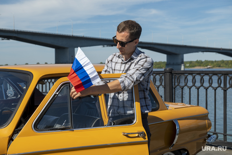 День Российского флага на набережной реки Кама. Пермь
