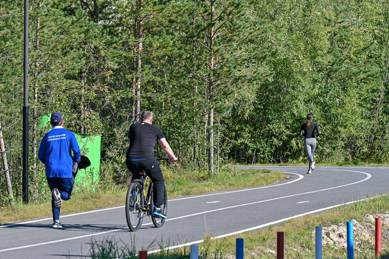 Глава Губкинского едет на велосипеде во время утренней пробежки