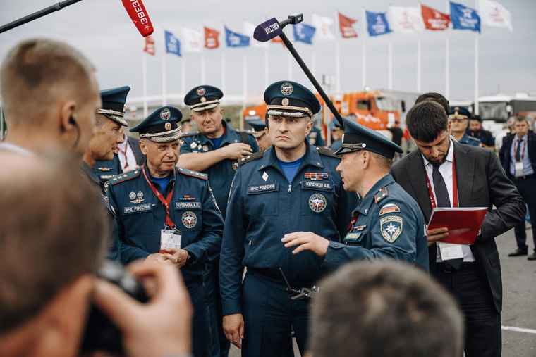 Министру МЧС России Александру Куренкову показали курганские вездеходы на форуме «Армия-2022»