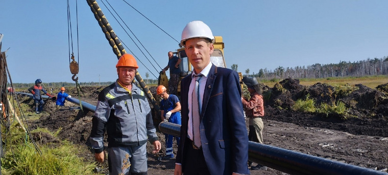 Снежко (в белой каске) попросил жителей подготовить деньги для проведения газа к дому от магистрального газопровода к октябрю 2023 года