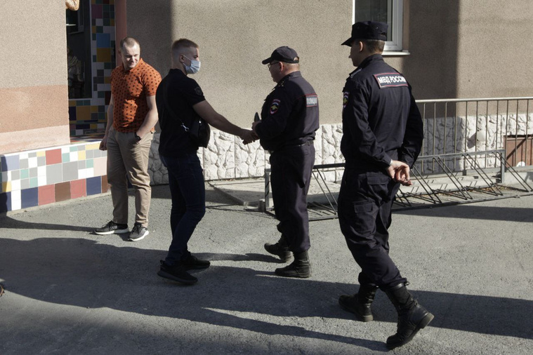 Полицейские пока патрулируют вход у музея Невьянской иконы