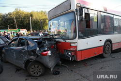 Авария с автобусом с отказавшими тормозами в Перми на ул 1905 года, дтп, автобус, авария, разбитая машина
