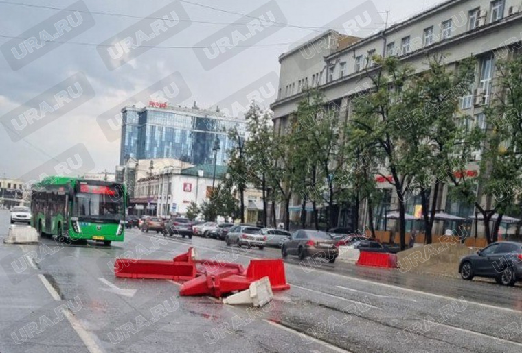 На улице 8 марта, напротив горадминистрации, ветром снесло ограждения на стройплощадке