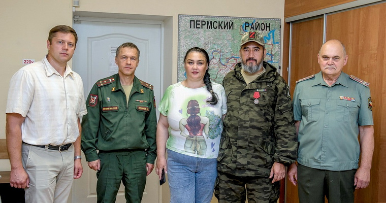 Шухрат Сатимкулов (на фото — второй справа) командовал добровольческим отрядом «БАРС»
